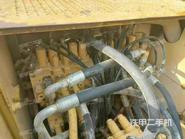 回转马达和主控阀(整机外观) 回转马达和主控阀(整机外观)