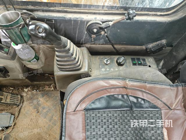 座椅右侧控制台/钥匙门/油门/含右手柄(驾驶室部分) 座椅右侧控制台/钥匙门/油门/含右手柄(驾驶室部分)