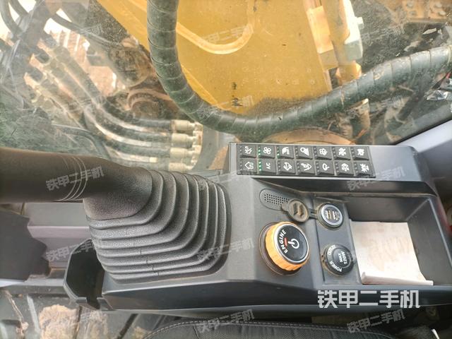 座椅右侧控制台/钥匙门/油门/含右手柄(驾驶室部分) 座椅右侧控制台/钥匙门/油门/含右手柄(驾驶室部分)