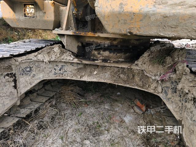 转盘和下车架正前(工作和回转装置) 转盘和下车架正前(工作和回转装置)