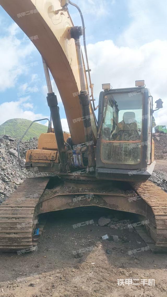 驾驶室顶部(整机外观) 驾驶室顶部(整机外观)