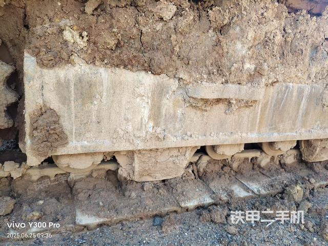 单侧履带整体(整机外观) 单侧履带整体(整机外观)