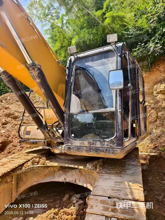 单侧履带整体(整机外观) 单侧履带整体(整机外观)