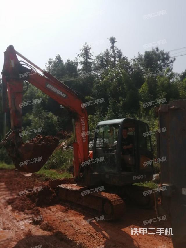 驾驶室整体(整机外观) 驾驶室整体(整机外观)