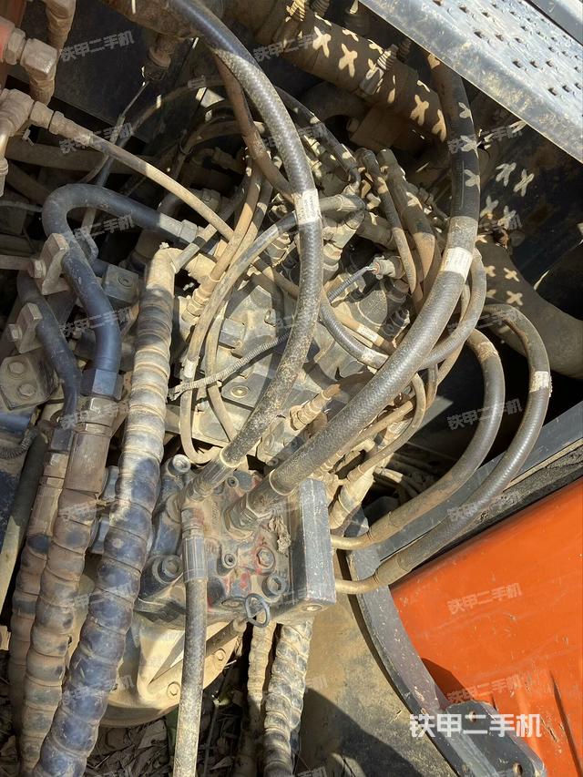 回转马达和主控阀(整机外观) 回转马达和主控阀(整机外观)