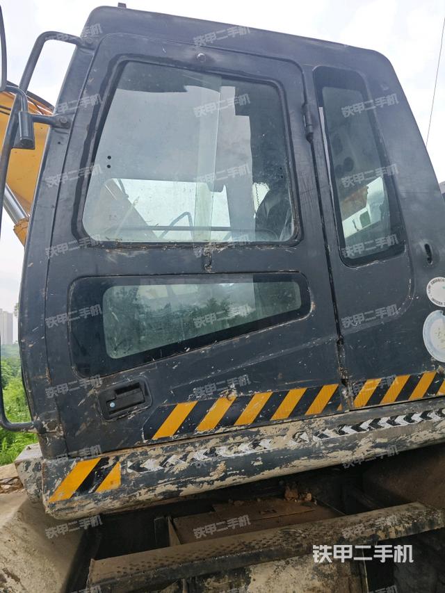 驾驶室左前45度(驾驶室部分) 驾驶室左前45度(驾驶室部分)