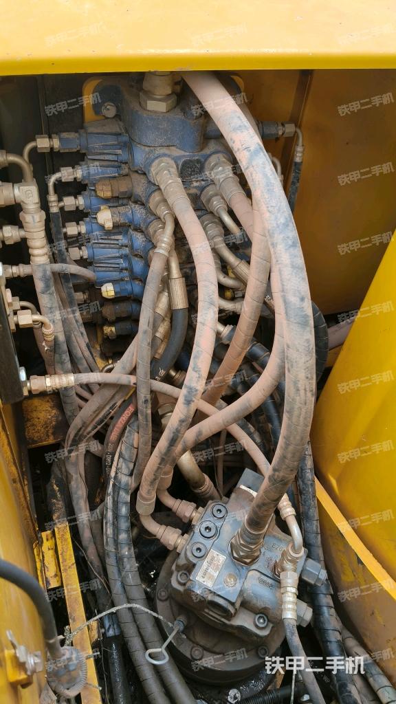 回转马达和主控阀(整机外观) 回转马达和主控阀(整机外观)