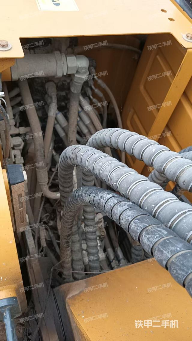 回转马达和主控阀(整机外观) 回转马达和主控阀(整机外观)