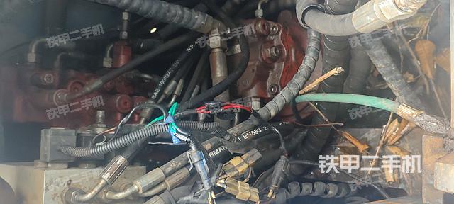 液压泵舱室正面整体(整机外观) 液压泵舱室正面整体(整机外观)