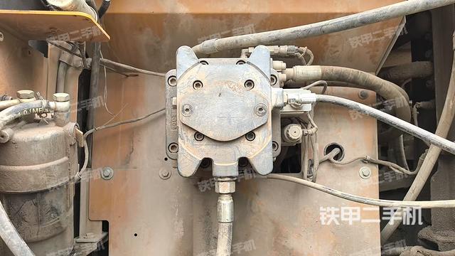 液压泵舱室正面整体(整机外观) 液压泵舱室正面整体(整机外观)