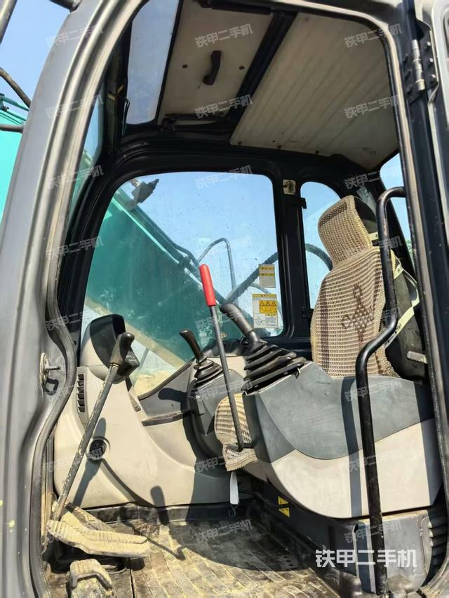 驾驶室整体(整机外观) 驾驶室整体(整机外观)