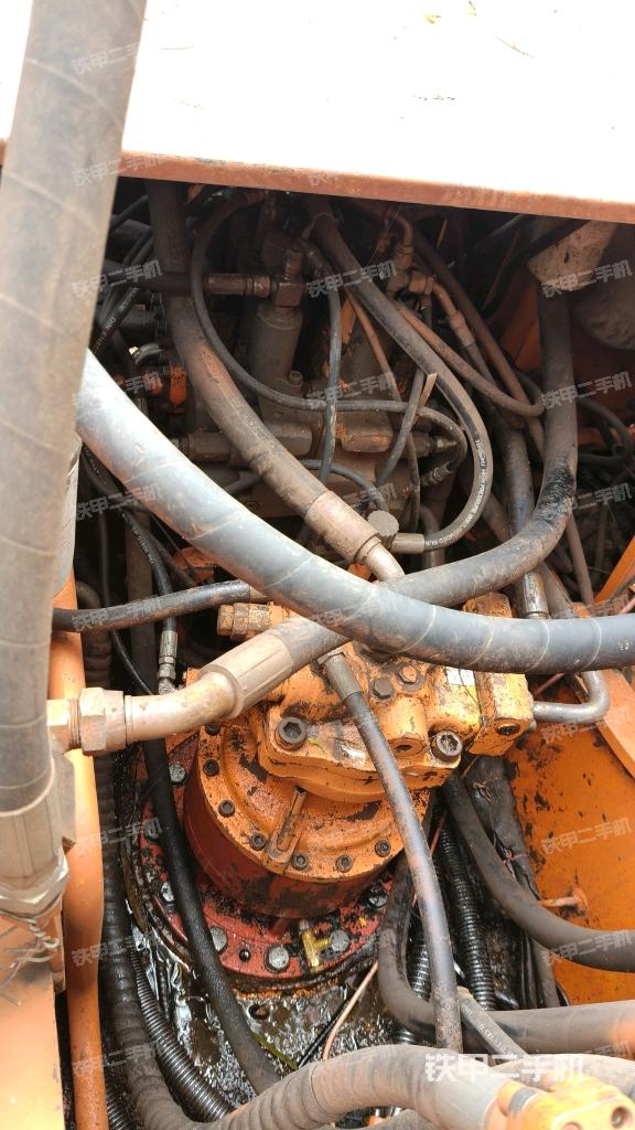 回转马达和主控阀（整机外观）