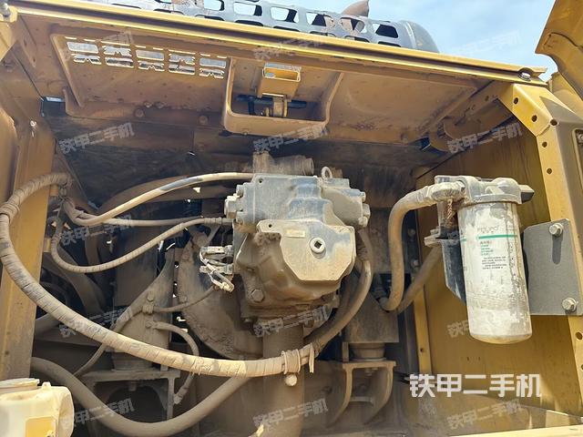 液压泵舱室正面整体(整机外观) 液压泵舱室正面整体(整机外观)