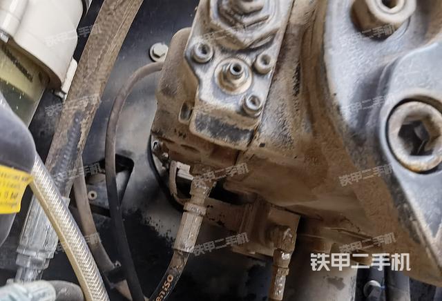 液压泵舱室正面整体(整机外观) 液压泵舱室正面整体(整机外观)