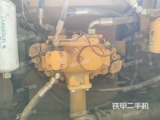 液压泵舱室正面整体(整机外观) 液压泵舱室正面整体(整机外观)