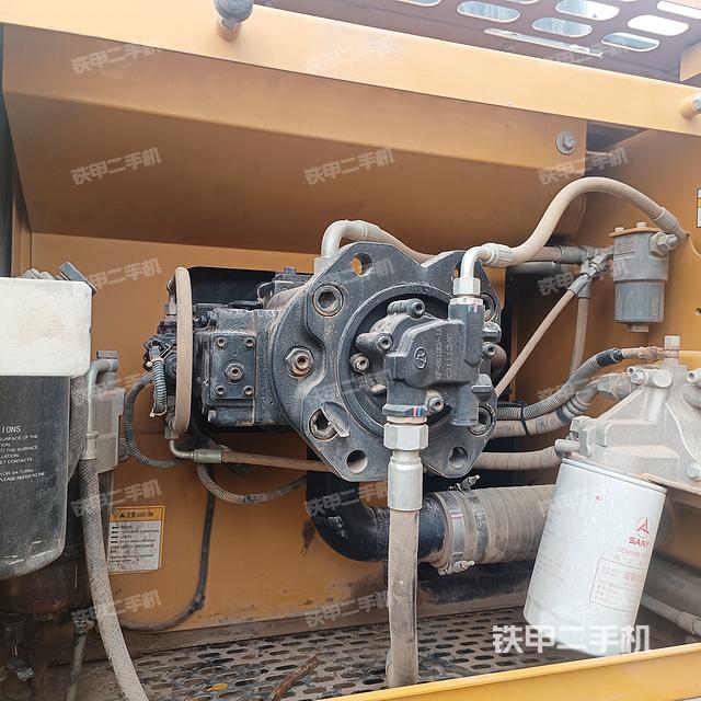 液压泵舱室正面整体(整机外观) 液压泵舱室正面整体(整机外观)