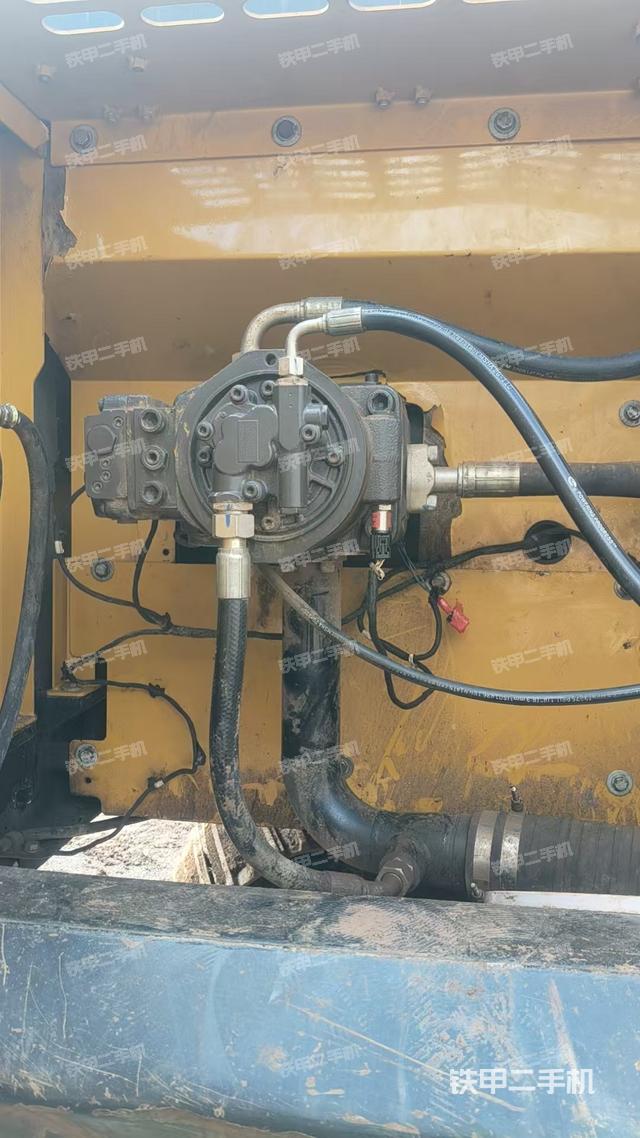 液压泵舱室正面整体(整机外观) 液压泵舱室正面整体(整机外观)