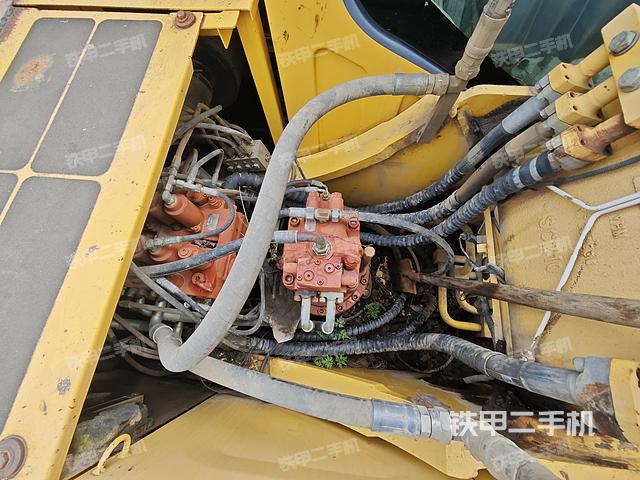 回转马达和主控阀（整机外观）