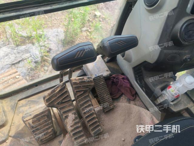 行走控制手柄和踏板?俯拍（駕駛室部分）