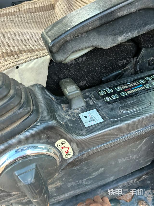 座椅右侧控制台/钥匙门/油门/含右手柄（驾驶室部分）