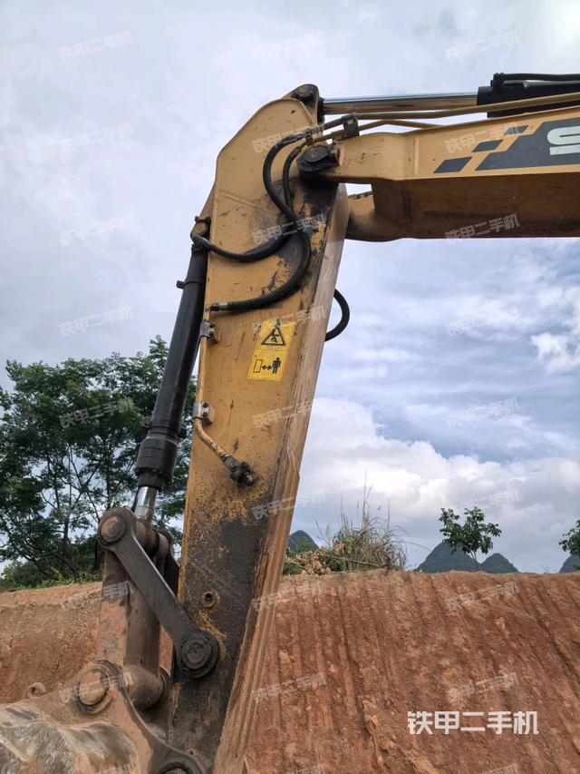 小臂整体左后(工作和回转装置) 小臂整体左后(工作和回转装置)