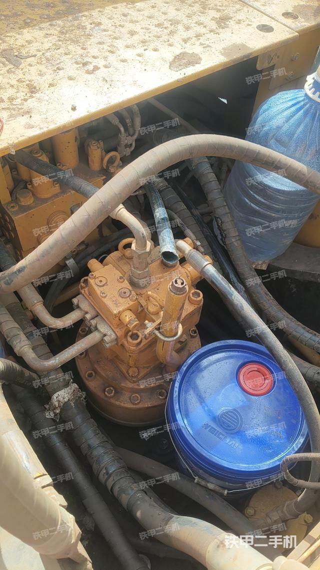 回转马达和主控阀(整机外观) 回转马达和主控阀(整机外观)