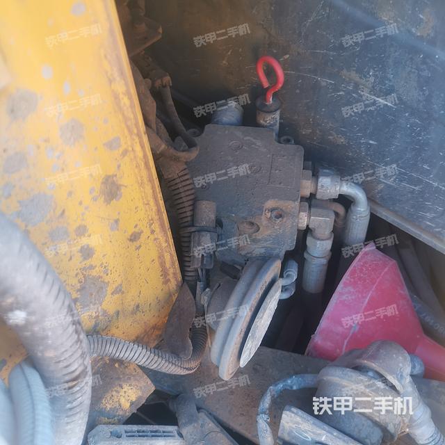 回转马达和主控阀（整机外观）