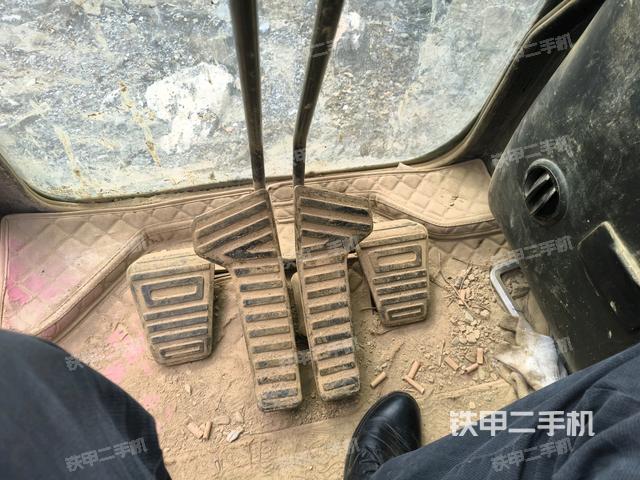 行走控制手柄和踏板 俯拍(驾驶室部分) 行走控制手柄和踏板 俯拍(驾驶室部分)