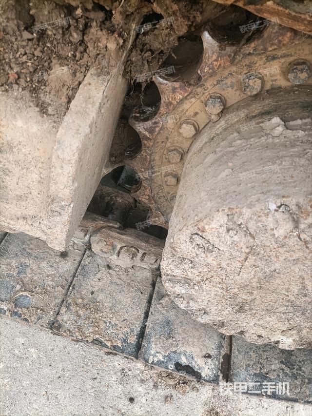 左驅(qū)動輪（行走機構(gòu)）