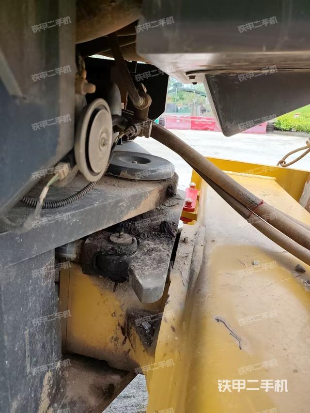 后輪右側(cè)全景（壓路機前后車架）