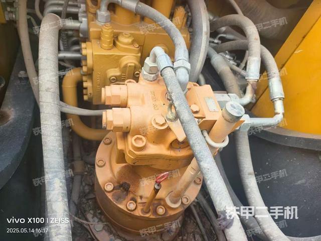 回转马达和主控阀(整机外观) 回转马达和主控阀(整机外观)