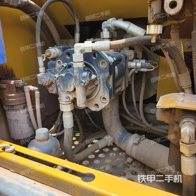 液压泵舱室正面整体(整机外观) 液压泵舱室正面整体(整机外观)