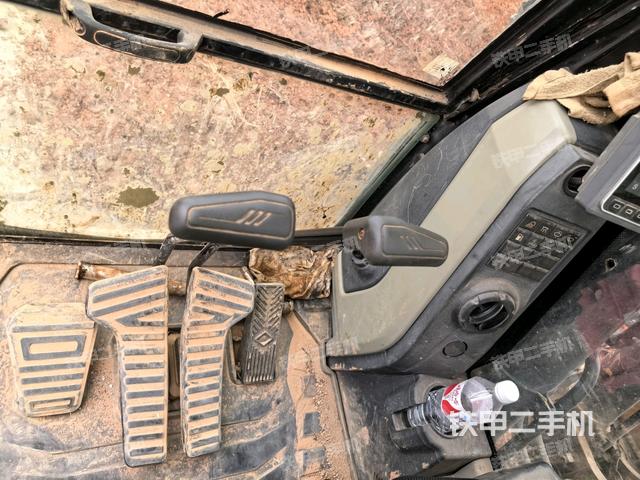 座椅左侧控制台/音响/含左手柄(驾驶室部分) 座椅左侧控制台/音响/含左手柄(驾驶室部分)