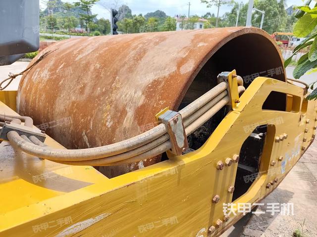 后輪左側(cè)全景（壓路機前后車架）