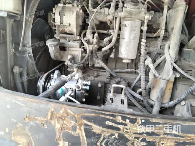 液压泵舱室正面整体(整机外观) 液压泵舱室正面整体(整机外观)