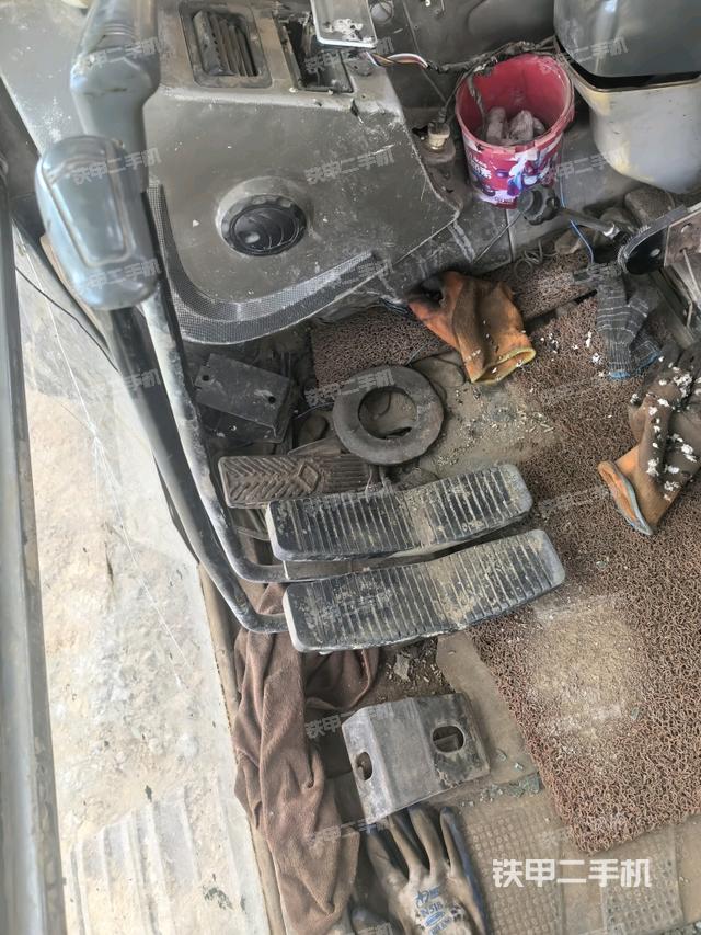 行走控制手柄和踏板 俯拍(驾驶室部分) 行走控制手柄和踏板 俯拍(驾驶室部分)