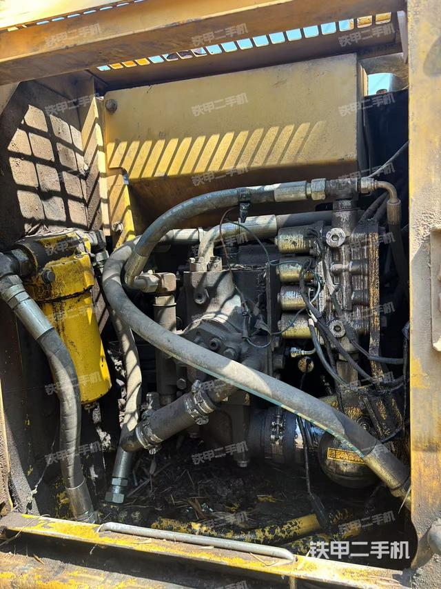 液压泵舱室正面整体(整机外观) 液压泵舱室正面整体(整机外观)