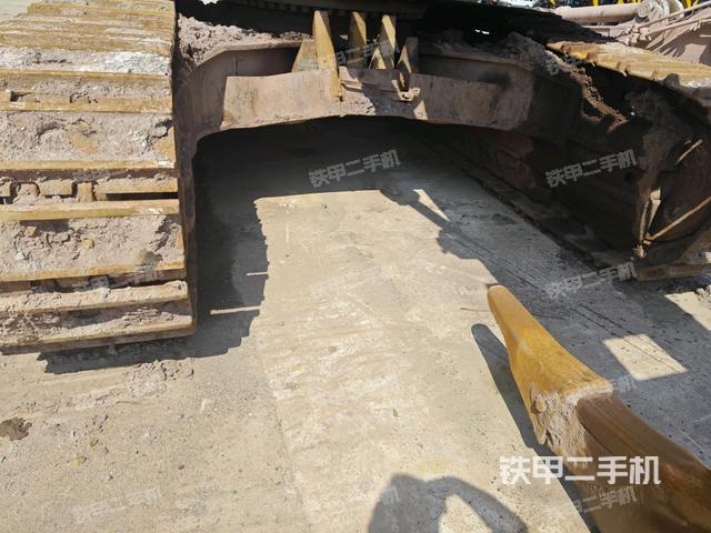 转盘和下车架正前(工作和回转装置) 转盘和下车架正前(工作和回转装置)