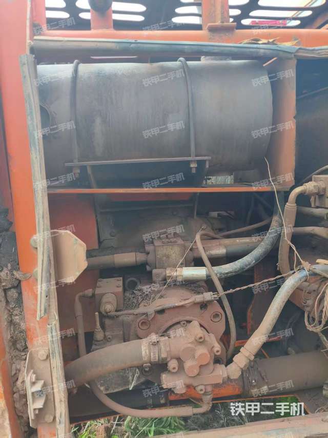 液压泵舱室正面整体（整机外观）