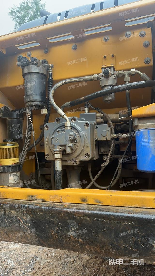 液压泵舱室正面整体（整机外观）