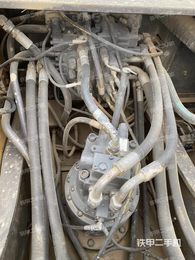 回转马达和主控阀(整机外观) 回转马达和主控阀(整机外观)