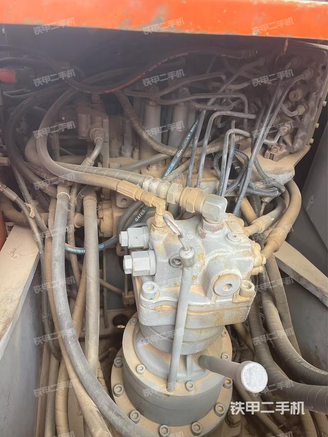 回转马达和主控阀(整机外观) 回转马达和主控阀(整机外观)