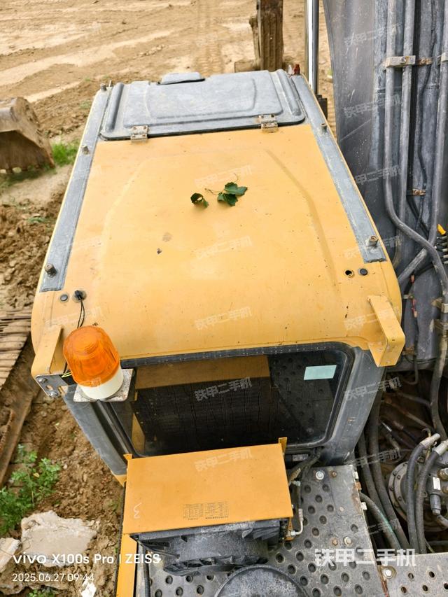 驾驶室顶部(整机外观) 驾驶室顶部(整机外观)