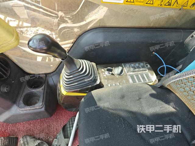 座椅右侧控制台/钥匙门/油门/含右手柄(驾驶室部分) 座椅右侧控制台/钥匙门/油门/含右手柄(驾驶室部分)