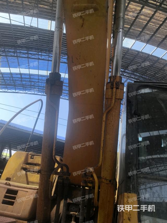 大臂油缸整体 竖拍(工作和回转装置) 大臂油缸整体 竖拍(工作和回转装置)