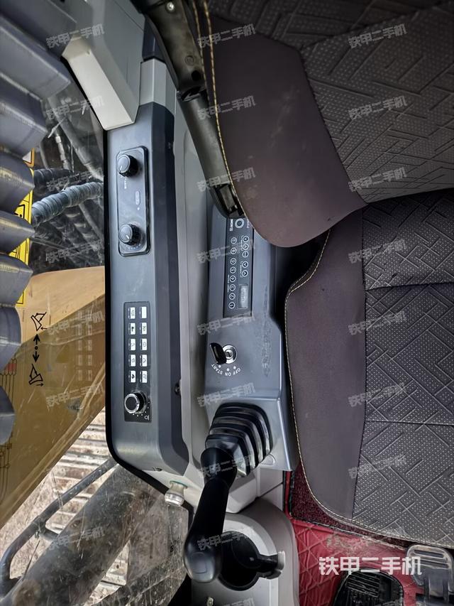 座椅左侧控制台/音响/含左手柄(驾驶室部分) 座椅左侧控制台/音响/含左手柄(驾驶室部分)