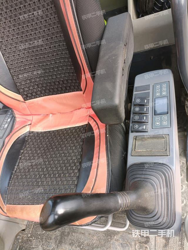 座椅左側(cè)控制臺/音響/含左手柄（駕駛室部分）