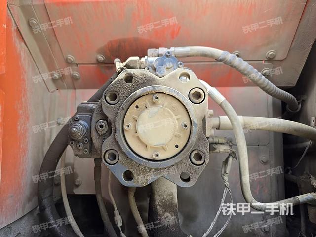 液压泵舱室正面整体（整机外观）