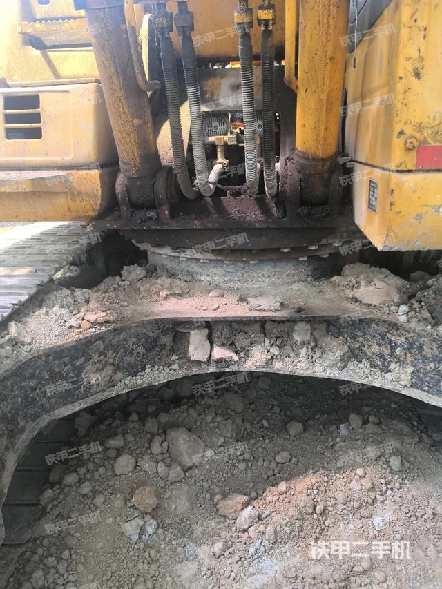 转盘和下车架正前(工作和回转装置) 转盘和下车架正前(工作和回转装置)