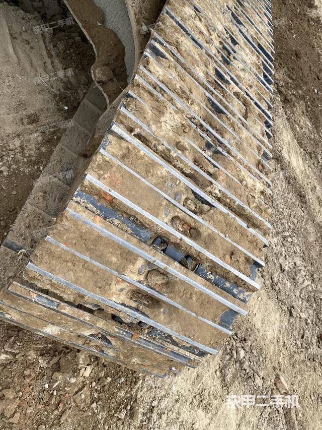 单侧履带整体(整机外观) 单侧履带整体(整机外观)